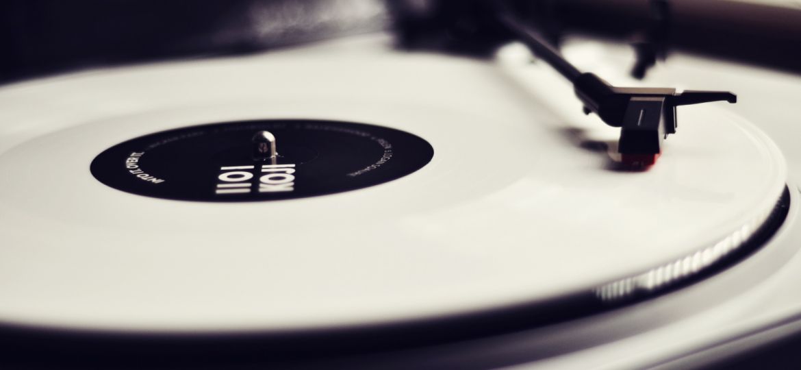 vinyl_record_player_black_and_white-wallpaper-1600x900