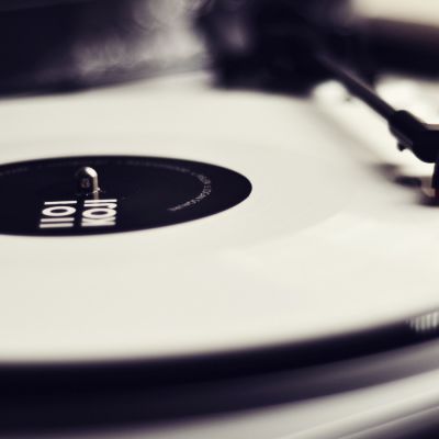 vinyl_record_player_black_and_white-wallpaper-1600x900